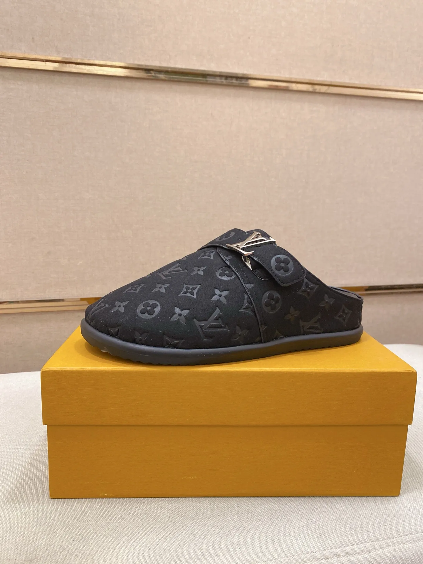 Men's shoes 💰: 360💰LV made 🔍Top purchasing agents, men's spring and summer slippers are available at the same counter. The uppers are made of Italian imported denim with logo graphics and high-quality craftsmanship. The soles are original soles specially provided by the original factory. The exclusive movable molded soles are super comfortable. Original factory follow-up products. 🔍🔍High quality. You can enter and exit the counter at will. Welcome to compare. The code number is 38-44.